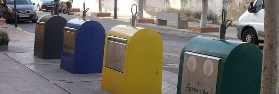 Valencia renueva el parque de contenedores de reciclaje de papel y envases