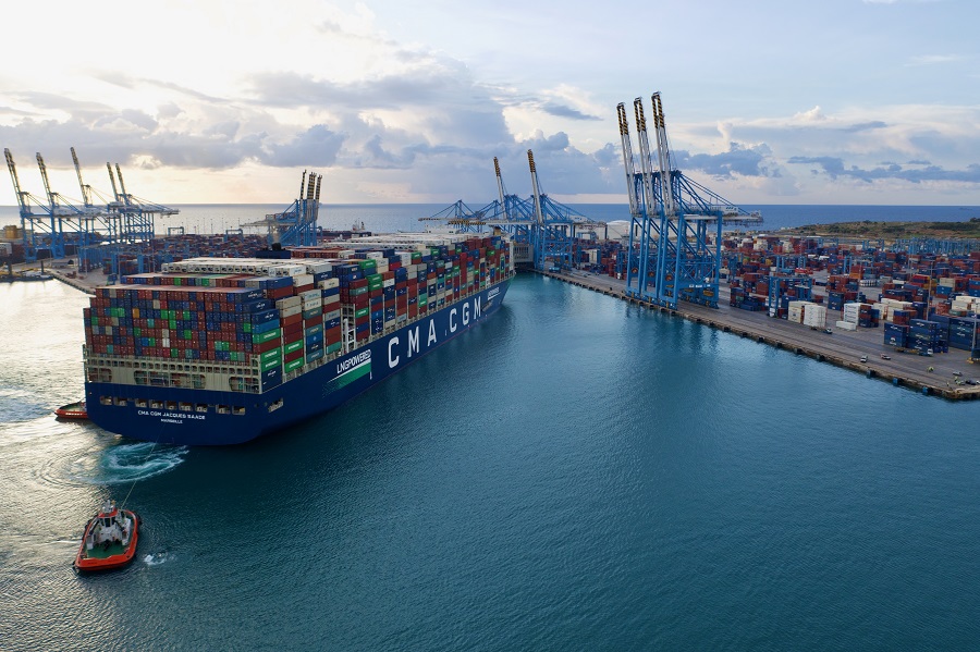 Una de las grandes navieras mundiales anuncia que no transportará más residuos plásticos en sus barcos