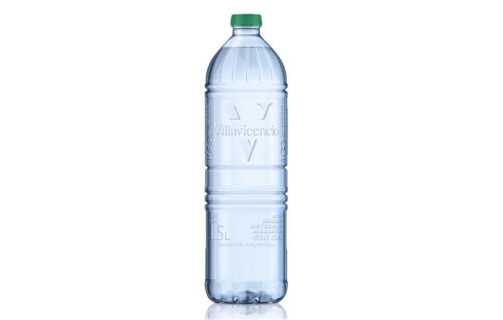 Una botella de agua de plástico reciclado y sin etiqueta para reducir su  impacto ambiental