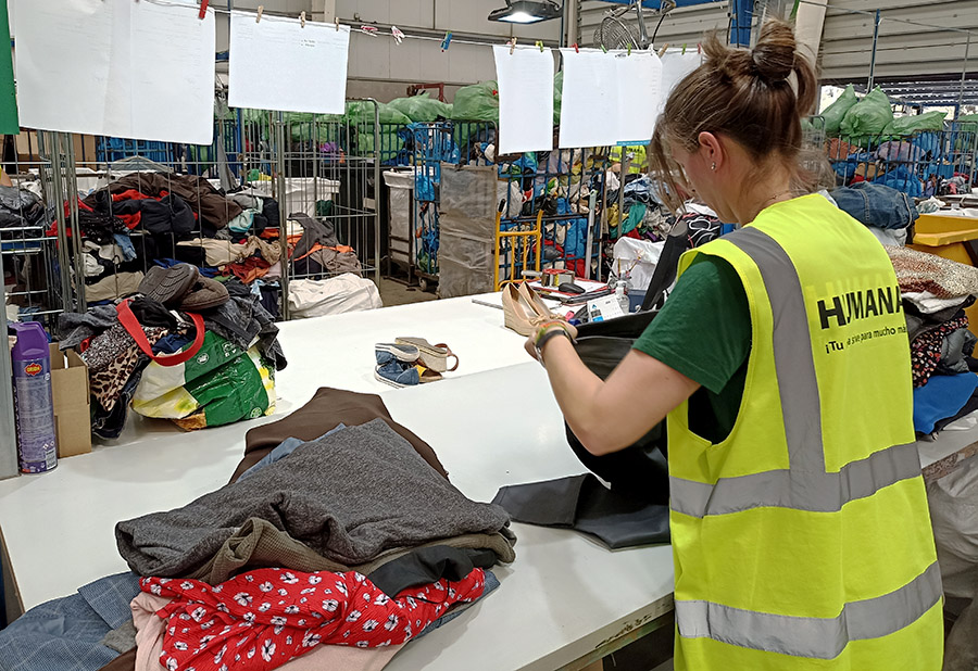 Reciclaje de ropa usada: la recolección diferenciada de residuos textiles  en Italia.