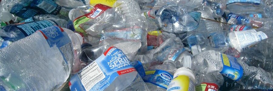 ¿Cómo puede un proceso químico mejorar el reciclaje de residuos de plástico PET?