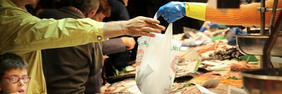Iniciativa para usar retornables y ahorrar hasta 600.000 envases plásticos anuales en los mercados de Barcelona