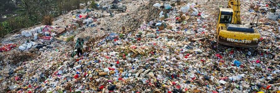 Basura no recogida y quemas a cielo abierto, principales causas de la crisis de los residuos plásticos