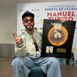 Ecovidrio entrega a Manuel Turizo un disco de vidrio reciclado por su compromiso con la sostenibilidad