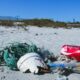 Los culpables de que tanta basura de las playas acabe en el océano no son los turistas, somos todos