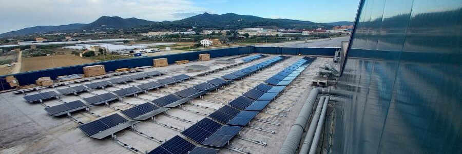 Maresme Circular convierte la cubierta fotovoltaica de su centro de valorización de residuos en la más grande de la comarca