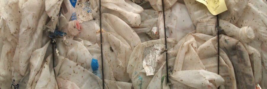 RecyClass aprueba las primeras etiquetas en botellas blancas de HDPE como compatibles con el reciclaje