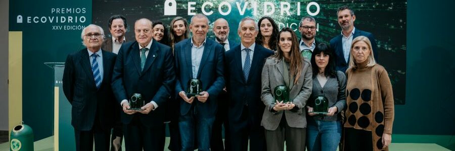 El secretario de Estado de Medio Ambiente, Hugo Morán, entrega el premio ‘Personalidad Ambiental’ de Ecovidrio al explorador Ramón Larramendi